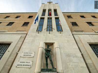 Ad esempio la zoccolatura bocciardata e la torre centrale tripartita sono realizzate in pietra di Trani, mentre la parte superiore in tufo giallo di Castellaneta. L�intera facciata � inoltre abbracciata da una serie di cornici marcapiano che delimitano la divisione fra un piano e l�altro accentuando l�orizzontalit� delle finestre